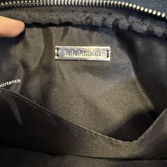 Lululemon Crossbody Camera Bag 2L Black - Picture 7 of 11